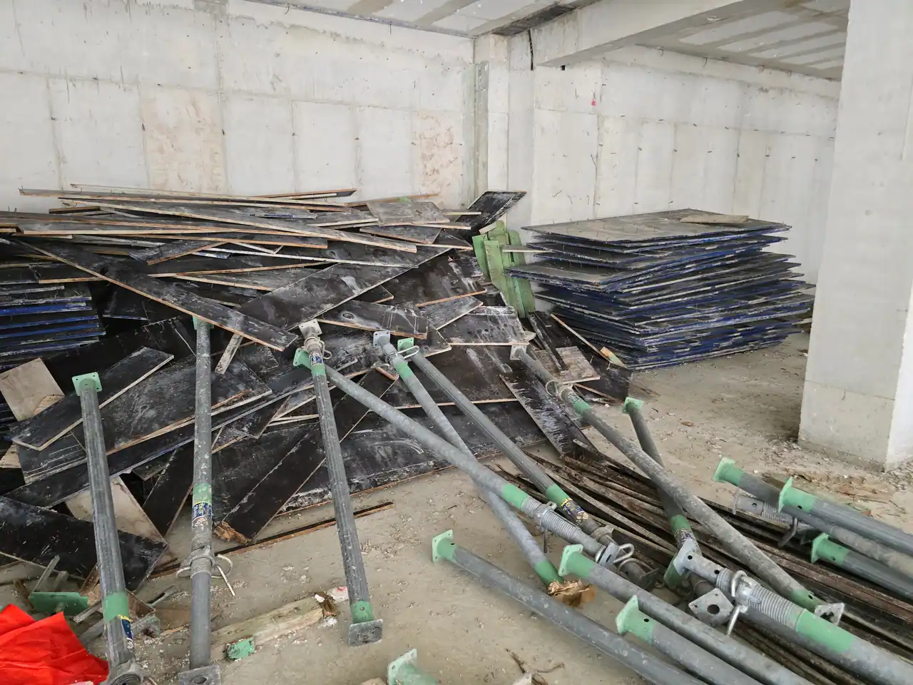 Componentes de encofrado modular en obra