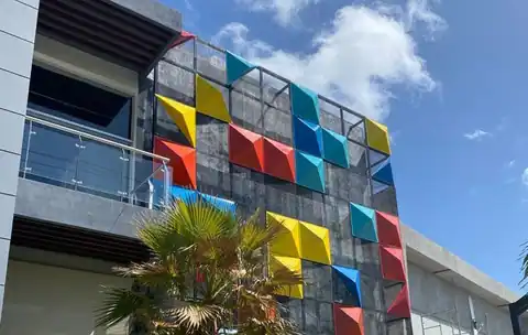 Fachada ACM de colores — Plaza Roque, Punta Cana